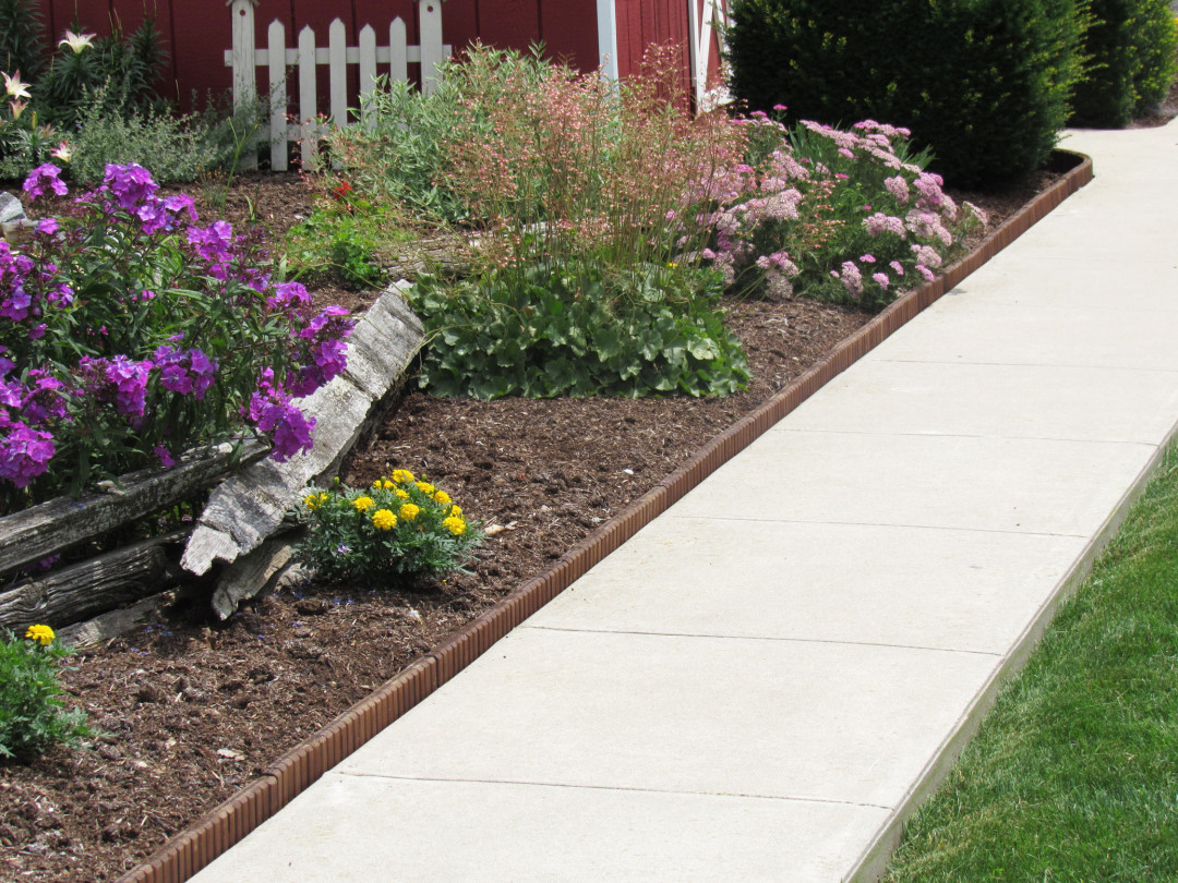 brown-landscape-edging-natural-looking-wood-edging